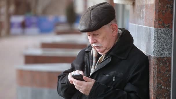 Een Senior Man Met Snor Staat Wijzerplaten Zijn Mobile Een — Stockvideo