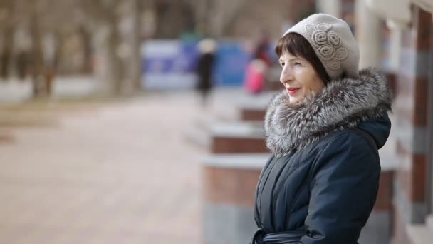 Щаслива Жінка Середнього Віку Посміхається Парковій Алеї Сонячний День Восени — стокове відео