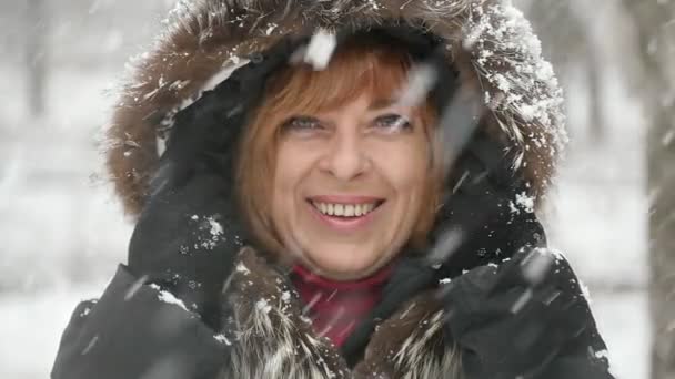 Szczęśliwy Blond Kobieta Stoi Pod Latający Płatki Śniegu Parku Slo — Wideo stockowe