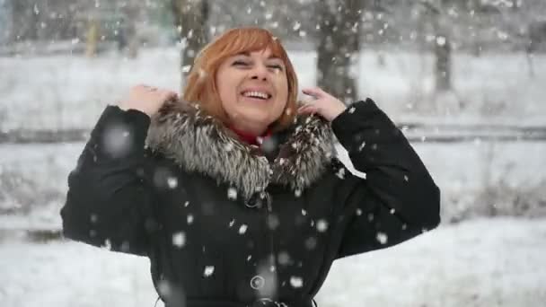 Uma Mulher Loura Alegre Sorri Sob Neve Caindo Vira Slo — Vídeo de Stock