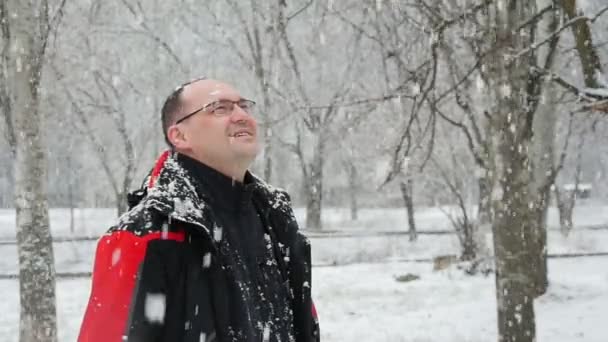 Homem Alto Romântico Óculos Fica Sob Neve Parque Inverno Slo — Vídeo de Stock