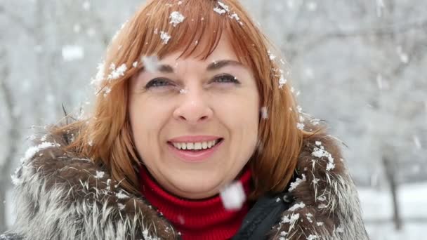 Een Elegante Middelbare Leeftijd Vrouw Glimlacht Onder Zware Sneeuwvlokken Een — Stockvideo