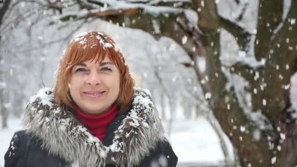 Uma Mulher Loira Meia Idade Levanta Sorri Sob Flocos Neve — Vídeo de Stock