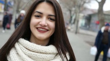 Şık bir kız bir şehir sokak ve gülümser mutlu slo-mo şaşırtıcı bir görünümü içinde bir şehir sokak ve gülümsüyor açık-heartedly yavaş kışın elini kolunu sallaya dönüyor güzel bir kız ile uzun bağsız kıl kışın elini kolunu sallaya dönüyor