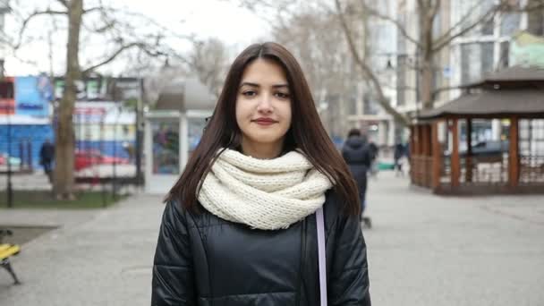 Ein Charmantes Mädchen Schlendert Durch Eine Stadtstraße Und Lächelt Winter — Stockvideo