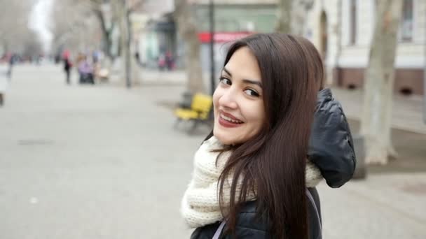 Una Chica Encantadora Gira Con Gracia Una Calle Ciudad Invierno — Vídeo de stock