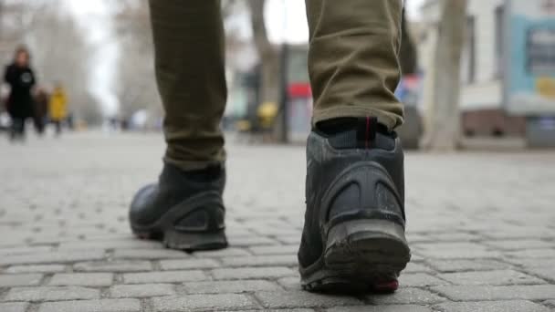 Eine Nahaufnahme Junger Männer Die Winter Slo Eine Geflieste Straße — Stockvideo