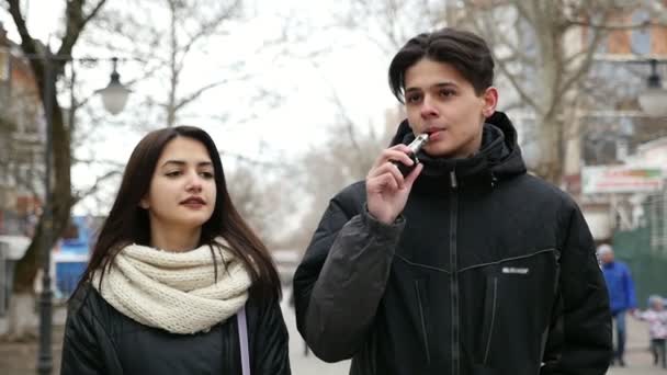 Ung Man Och Hans Käresta Promenad Längs Gata Vintern Slo — Stockvideo