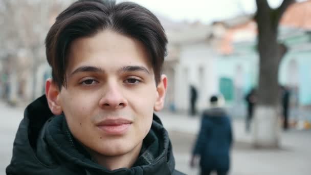 一个梦想中的年轻人站在城市的街道慢动作一个惊人的看法 一个浪漫的年轻人与现代理发谁站在一个城市的街道上的梦想 在斯洛伐克 莫在冬天的生活 — 图库视频影像