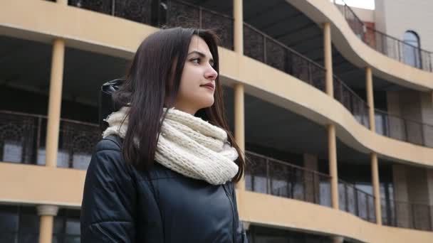 Uma Menina Elegante Fica Perto Uma Casa Uma Rua Cidade — Vídeo de Stock