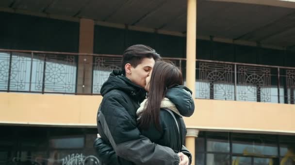 Homem Feliz Beija Apaixonadamente Seu Querido Uma Rua Cidade Inverno — Vídeo de Stock