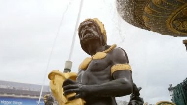 Paris, Fransa - Kasım 3, bakış bir çeşme de Paris naga Tanrı aşağı 2017:A. bir müzik yılan kuyruklu bir adam gibi görünüyor. Bu balık tutar ve sonbaharda esrarengiz görünüyor