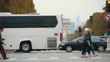 Paris, Fransa - 3 Kasım 2017: Arc de Triomphe Paris slo-mo güneşli bir günde. Streat için önde gelen bir otobüs ve birkaç yayalar tarafından sonbaharda geçti