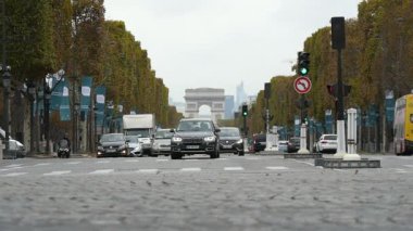 Paris, Fransa - 3 Kasım 2017: Arc de Triomphe Paris etkileyici bir manzara slo-mo sonbaharda. İçin önde gelen Caddesi güneşli bir günde araba ve bisiklet dolu.
