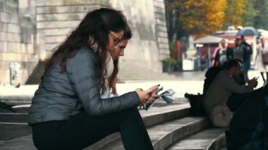 Paris, Fransa - 3 Kasım 2017: Akıllı telefonlar sonbahar slo-mo adımlar Paris Pantheon üzerinde oturan öğrencilerin bir profil görünümü. Bunlar yeni malzeme çalışma.
