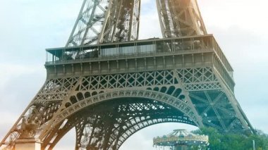 Eyfel Kulesi, dünya turist, hayalini sihirli Güz slo-mo Eyfel Kulesi'ne şaşırtıcı bir görünümü 19. yüzyılda işlenmiş kafes demirden yapılmış görünüyor. Mavi gökyüzü arka plan slo-mo içinde harika görünüyor