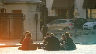 Paris, Fransa - Kasım 3, 2017:A grup öğrenci slo-mo Paris'te metalik bir çit ile korunan Pantheon taşlı adımlardan oturamaz. Onlar birlikte sandviç yemek. 