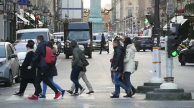 Paris, Fransa - 3 Kasım 2017: gençler yavaş çekimde bir yaya geçidi-Paris üzerinde geziniyor etkileyici bir manzara. Onlar mutlu ve rahat Paris'te sonbaharda hissediyorum. 