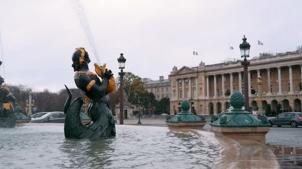 フランス 2017 パリの噴水のナーガ神の印象的なビュー 蛇の尾を持つ男のようです 魚を保持し 古代に見える — ストック動画