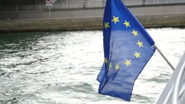 Paris França Novembro 2017 Bandeira Agitada Fixada Popa Uma Lancha — Vídeo de Stock