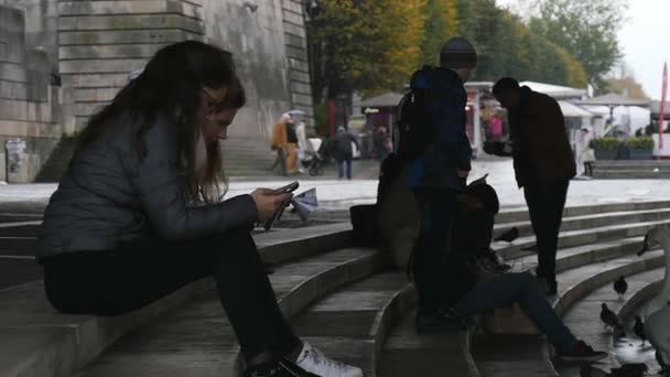 Paris France November 2017 Eine Profilansicht Von Studentinnen Mit Smartphones — Stockvideo