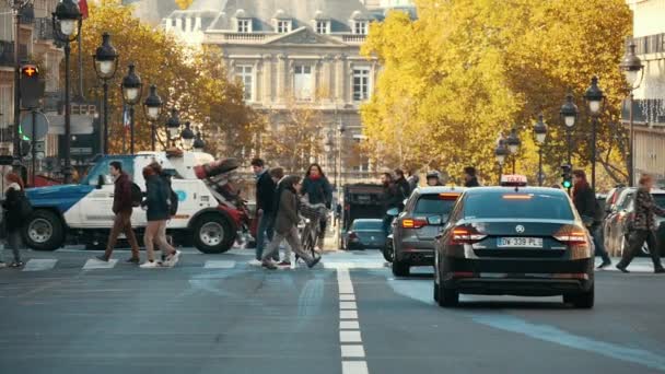 2017年11月3日 一个感人的看法 优雅的行人越过风景如画的街道在巴黎秋季 一个女骑车人骑着慢动作穿过他们 — 图库视频影像