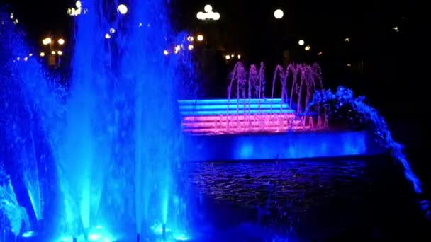 スローモーション豪華な色とりどりの噴水の夜パリ青と楽観的なストリームで未来的な噴水は スローモーションで秋のパリの夜深くまで輝く水の強力なストリームをスローします — ストック動画