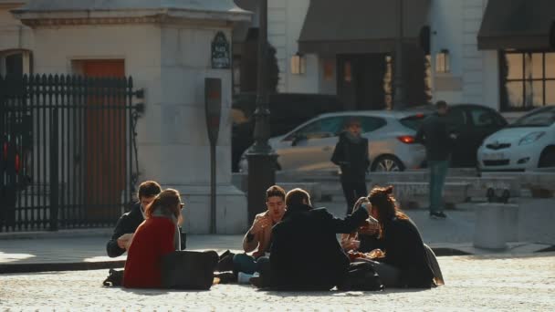 Paris Frankrike November 2017 Grupp Ungdomar Sitta Steniga Steg Pantheon — Stockvideo