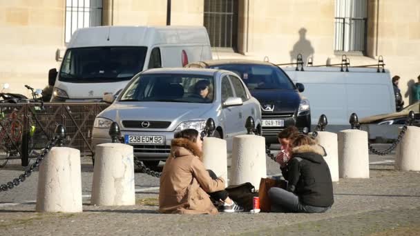 Paříž Francie Listopadu 2017 Původní Pohled Mladých Lidí Kteří Sedí — Stock video