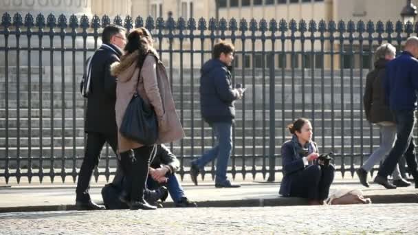 Παρίσι Γαλλία Νοέμβριος 2017 Young Άτομα Περπατήσετε Και Καθίσει Για — Αρχείο Βίντεο