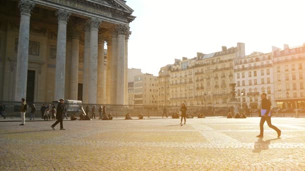 フランス 2017 パンテオン ネオクラシック様式の建物の素晴らしい景色とその裁判所の幸運な人々 覆われてスローモーションでパリで夕日の光線 — ストック動画