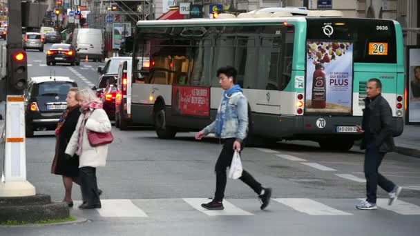 フランス 2017 スローモーションで横断歩道に行くエレガントな人の異常なビュー Motorbykes の多くはスローモーションでパリの Frontground に移動します — ストック動画