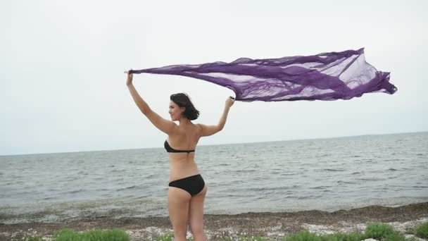 Een Romantische Vrouw Zwarte Bikini Houdt Haar Handen Een Wapperende — Stockvideo