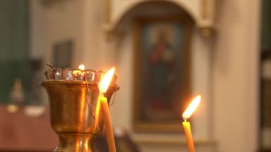 Nikolaev, Ukrayna - 18 Haziran, 2017:A dini atış Saint Mary simgesinin arka planda yerleştirilir. Ön planda bir kilise pirinç karyolası ve mum parlak alev yanıyor