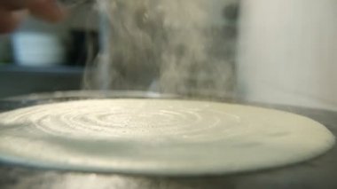 Bir yuvarlak ve düz pişirme gözleme. Bir el ile bir spatula bu buğday yemek gözleme etkileyici bir portre çekimde yükseltir. Yavaş çekimde bir mutfakta bir spatula kullanarak bir düz fying pan Eğer gelen bir el bir şef yükseltir