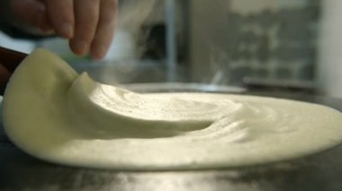 Bir yemek yuvarlak ve büyük gözleme. Bir el ile bir spatula bu buğday yemek gözleme şaşırtıcı bir portre çekimde yükseltir. Yavaş çekimde bir mutfakta bir spatula kullanarak bir düz fying pan Eğer gelen bir el bir şef yükseltir