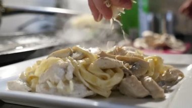 Makarna ve et dilimleri lezzetli bir yemek makaroni, et dilimleri ve Peynirli cips lezzetli bir yemek etkileyici bir closeup pişmiş Peynirli cips ile serpilir. Eller alır ve bir fırın serpin 