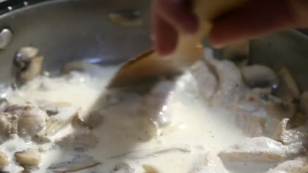 Lahodný Pokrm Nakrájené Maso Žampióny Bílá Omáčka Smísí Špachtlí Úžasnou — Stock video