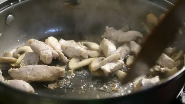 Chutný Pokrm Nakrájené Maso Bílé Houby Smísí Špachtlí Pikantní Closeup — Stock video