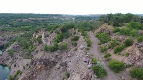 Vue Aérienne Une Rive Rugueuse Lac Dans Une Ancienne Carrière — Video