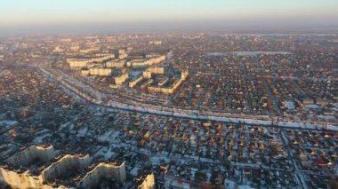 Kentsel hava atış etkileyici bir kuş bakışı Ukraynalı şehir peyzaj multistoried binaları, parklar, sokakları, geniş demiryolu ile güneşli bir günde multistoried binalardan, demiryolu kış manzara   