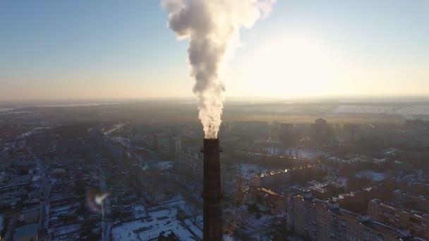 Luchtfoto Van Gigantische Koeling Schoorsteen Met Witte Rook Besneeuwde Stad — Stockvideo