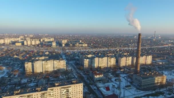 Κεραία Βολή Της Θέρμανσης Τεράστια Καμινάδα Πυκνό Καπνίζουν Χιονισμένη Πόλη — Αρχείο Βίντεο