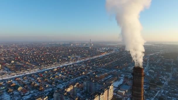 Снимок Колоссального Дымохода Плотным Дымом Снежном Городе Зимой Вид Высоты — стоковое видео