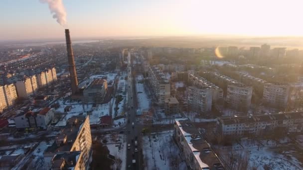 Légi Felvétel Magas Fűtési Kémény Fehér Füst Havas Város Napnyugtakor — Stock videók