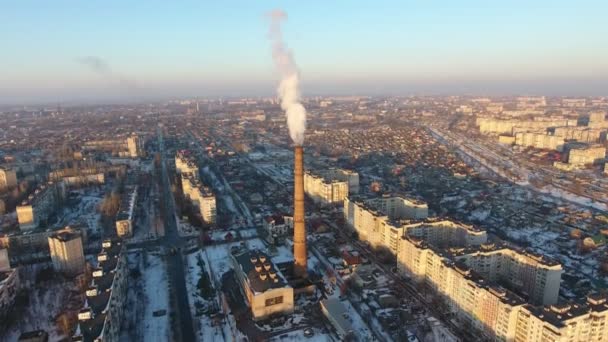 Luftaufnahme Eines Hohen Kesselrohres Mit Dichtem Rauch Der Europäischen Stadt — Stockvideo