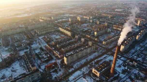 Tiro Aéreo Chaminé Alta Caldeira Com Fumaça Densa Cidade Europeia — Vídeo de Stock