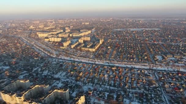 晴れた日に Multistoried 広い鉄道のウクライナの都市風景の印象的な鳥の目のビュー Multistoried 冬の鉄道からの都市の空中ショット風景します — ストック動画