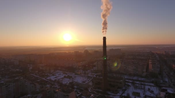 Magas Hűtési Légi Felvétel Cső Füst Patak Város Télen Napnyugtakor — Stock videók