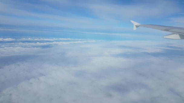 Tiro Aéreo Grande Avião Passageiros Voando Sobre Nuvens Brancas Fofas — Vídeo de Stock